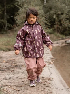 CeLaVi Regenanzug Seepferdchen Bordeaux Rosa Zweiteiler -Babyprodukte Geschäft CELAVI SS22 12 1280x1280