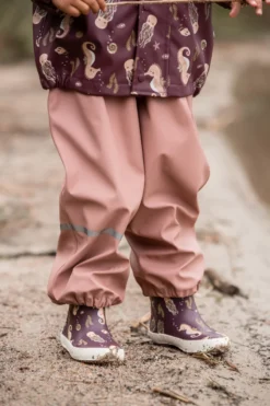 CeLaVi Regenanzug Seepferdchen Bordeaux Rosa Zweiteiler -Babyprodukte Geschäft CELAVI SS22 13 1280x1280