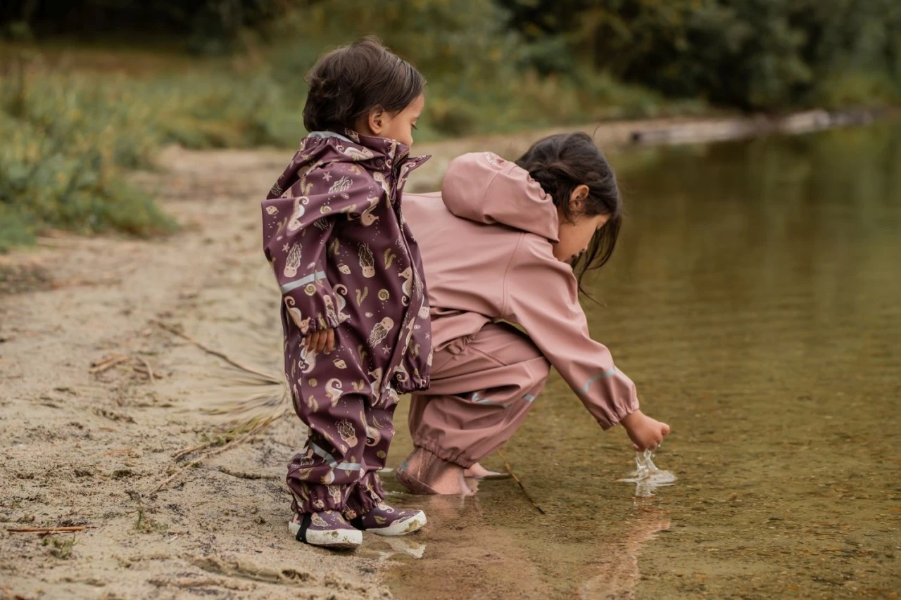 Celavi Regenoverall Seepferdchen Bordeaux Einteiler 3 Celavi Regenoverall Seepferdchen Bordeaux Einteiler – Bild 3