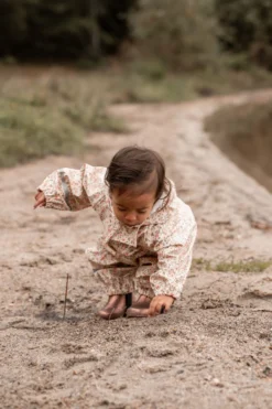 Celavi Regenoverall Blümchen Sandbeige/rosa Einteiler -Babyprodukte Geschäft CELAVI SS22 34 1280x1280 1