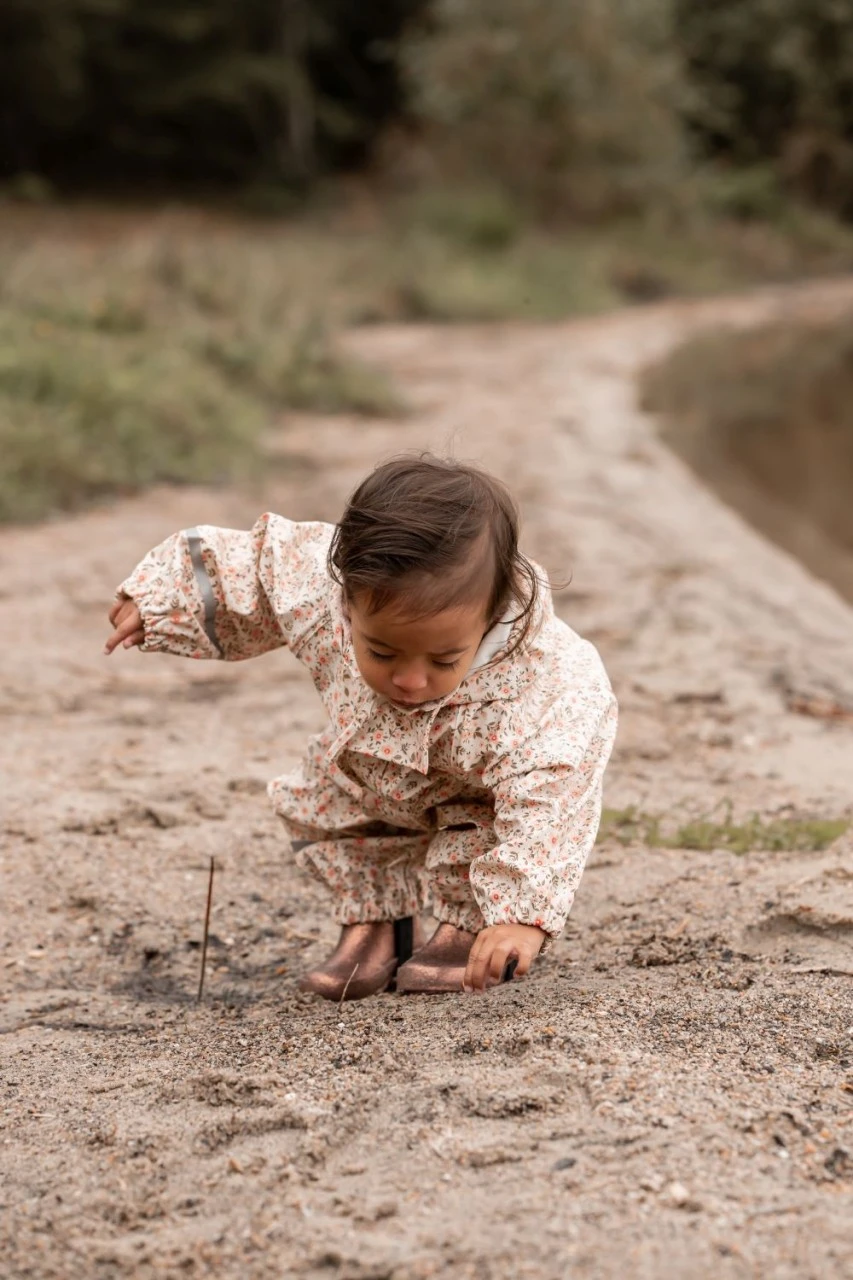 Celavi Regenoverall Blümchen Sandbeige/rosa Einteiler 6 Celavi Regenoverall Blümchen Sandbeige/rosa Einteiler – Bild 6