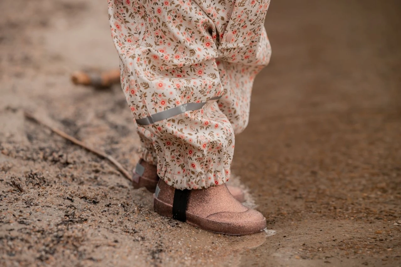 Celavi Regenoverall Blümchen Sandbeige/rosa Einteiler 5 Celavi Regenoverall Blümchen Sandbeige/rosa Einteiler – Bild 5