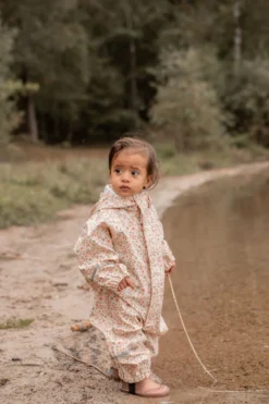 Celavi Regenoverall Blümchen Sandbeige/rosa Einteiler -Babyprodukte Geschäft CELAVI SS22 37 1280x1280 1