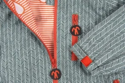 Ducksday Regenanzug Manu Graugrün Regenoverall -Babyprodukte Geschäft Ducksday packshots rainsuit manu detail 1 1024x682 1280x1280