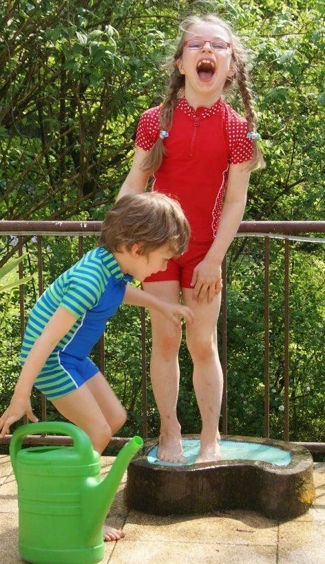 Playshoes UV Schutz Anzug Mädchen Set Shirt + Shorts Rot Mit Punkten 2 Playshoes UV Schutz Anzug Mädchen Set Shirt + Shorts Rot Mit Punkten – Bild 2